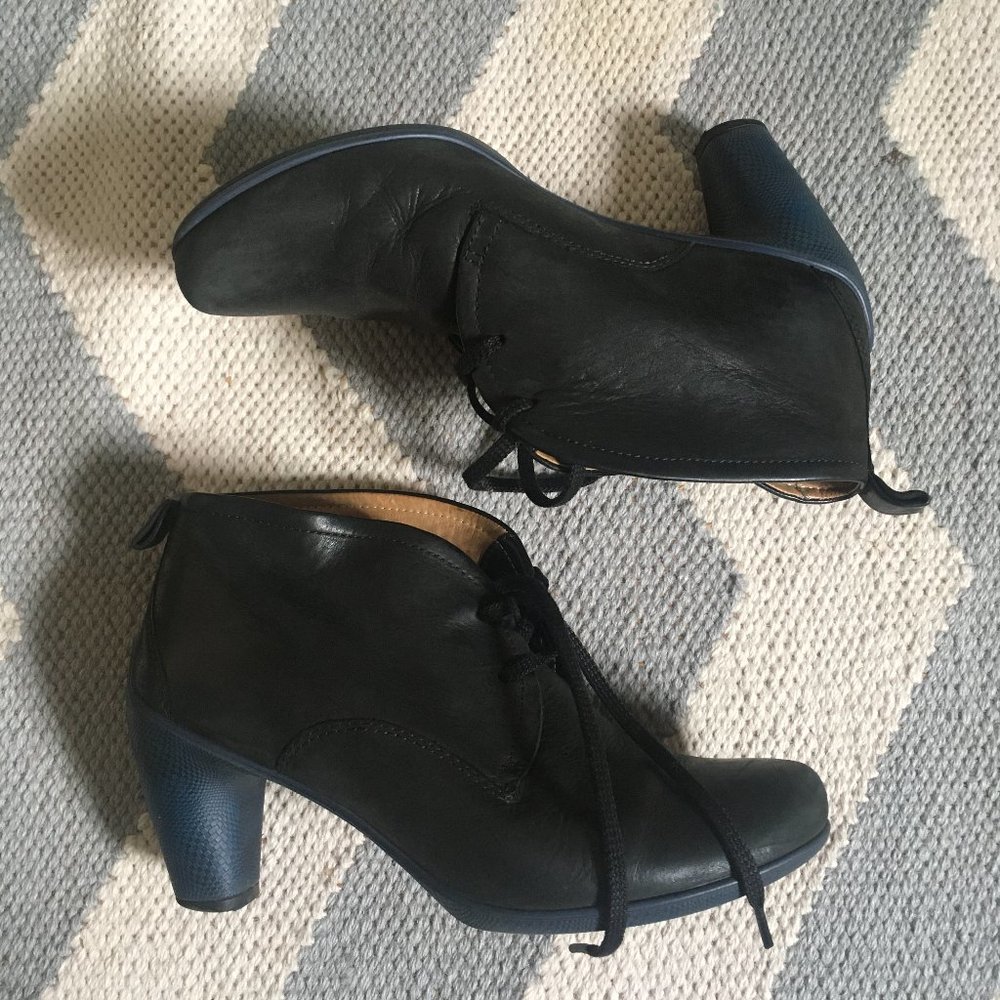 Ecco black leather lace up booties 6.5
